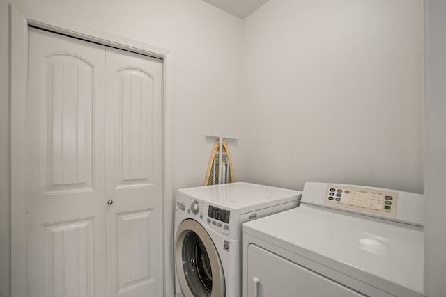 laundry room with washing machine and dryer