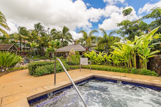 view of pool featuring an in ground hot tub