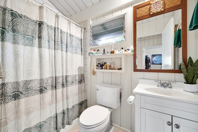 bathroom featuring a shower with curtain, vanity, and toilet