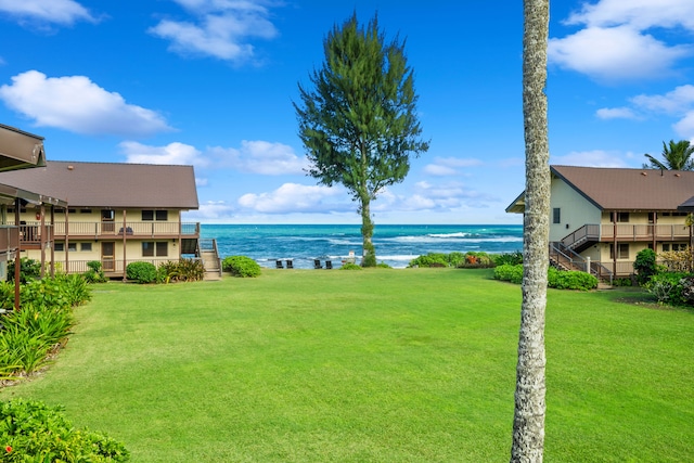 view of yard featuring a water view