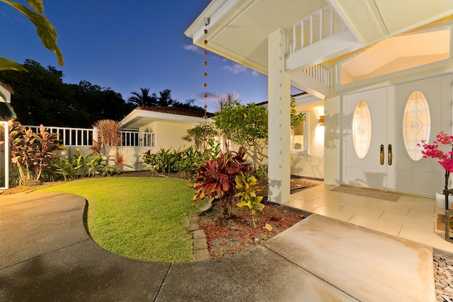 view of yard at dusk