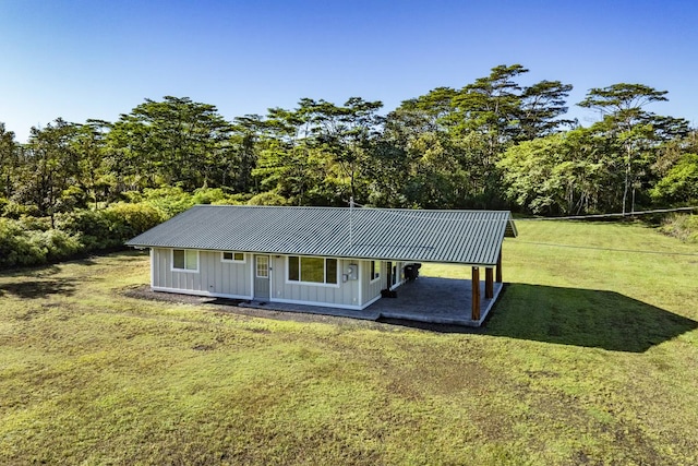 ranch-style house featuring a front lawn