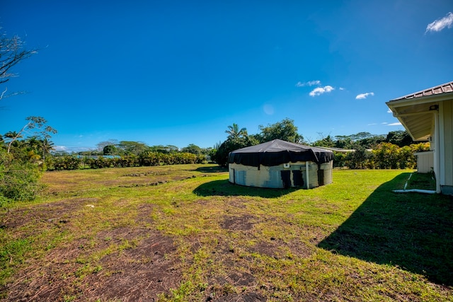 view of yard featuring an outbuilding