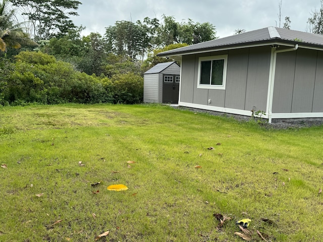 view of yard with a storage shed