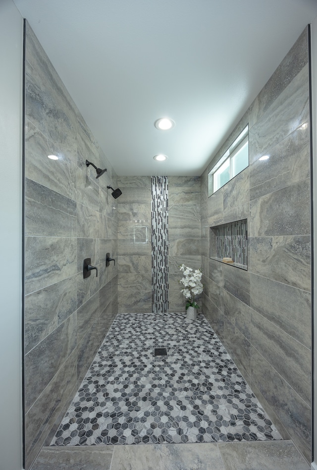 bathroom featuring tiled shower