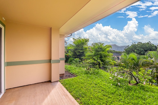 view of yard featuring a mountain view