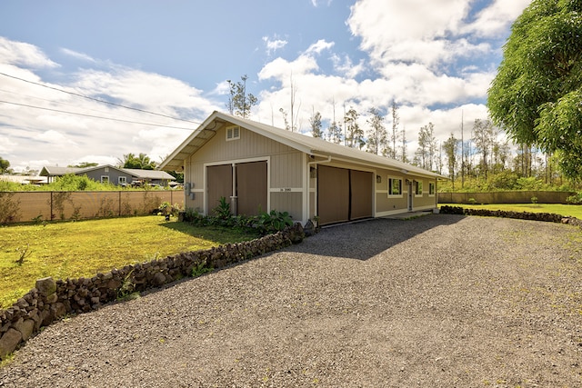 view of front of home featuring an outdoor structure and a front lawn