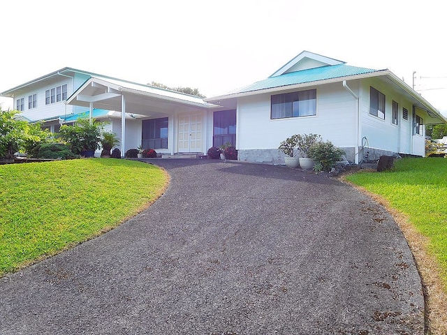 single story home featuring a front lawn