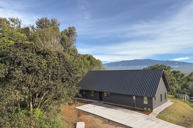 bird's eye view with a mountain view