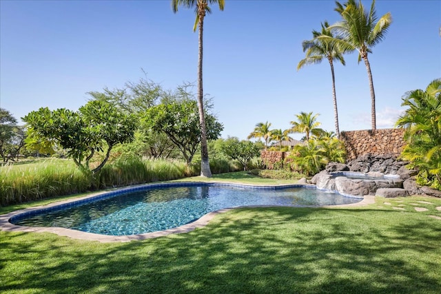 view of swimming pool featuring a yard