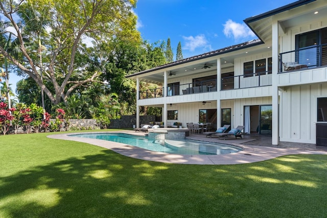 view of pool with an in ground hot tub, ceiling fan, a patio area, and a lawn