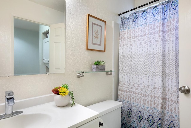 bathroom featuring a shower with curtain, vanity, and toilet