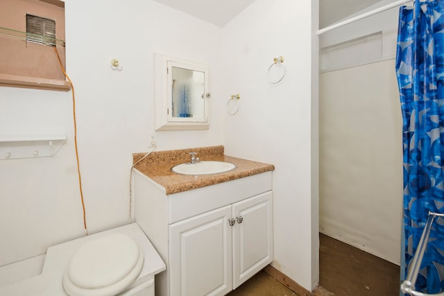 bathroom with a shower with curtain, vanity, and toilet