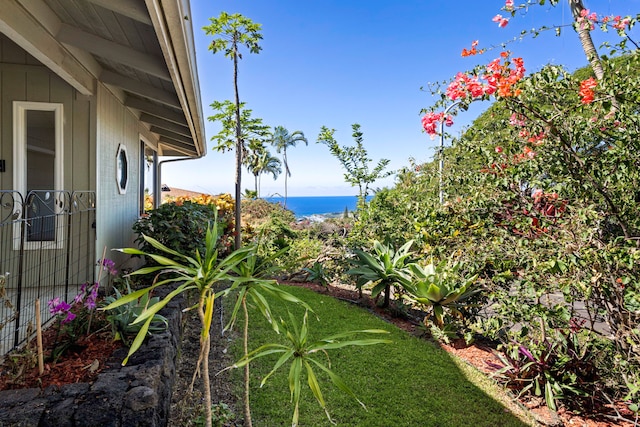 view of yard featuring a water view