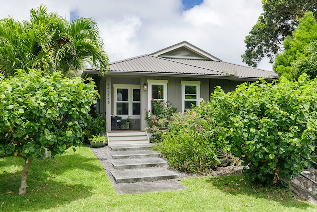 view of front facade with a front lawn