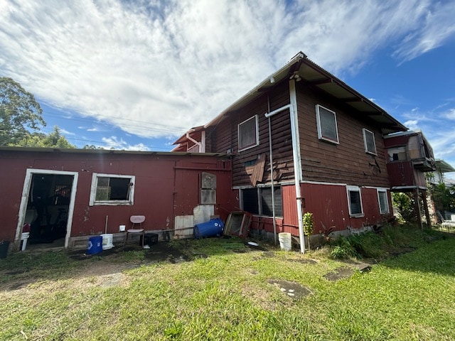 back of house featuring a yard