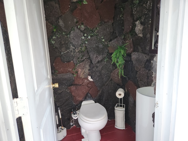 bathroom featuring toilet