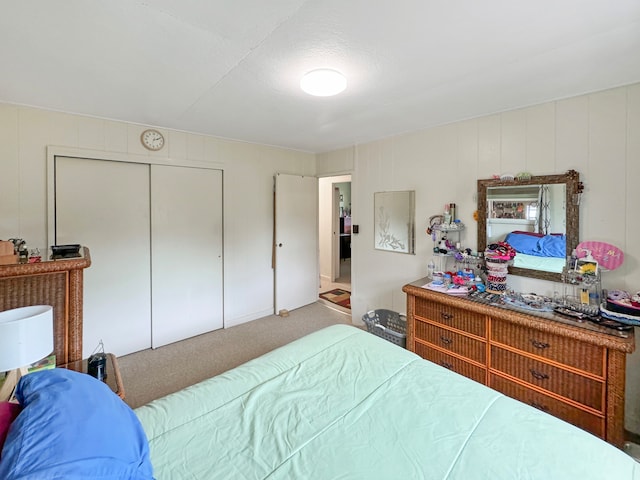 bedroom featuring carpet flooring and a closet