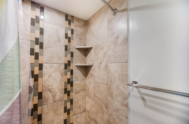 details featuring tiled shower