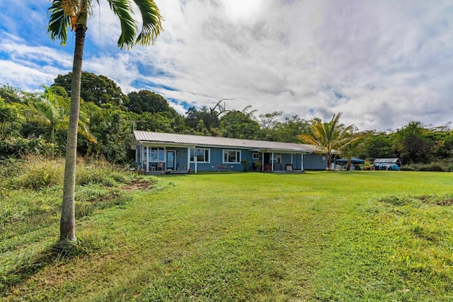 view of front of property featuring a front lawn