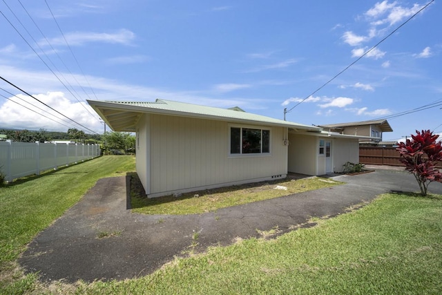 exterior space featuring a lawn