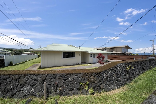 back of house featuring a yard