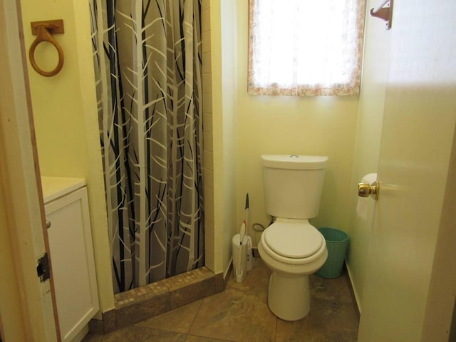 bathroom featuring tile patterned floors, a shower with curtain, vanity, and toilet