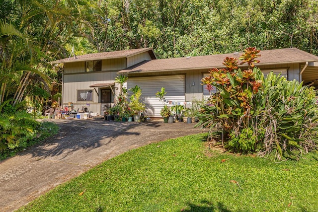 view of front of property with a front yard