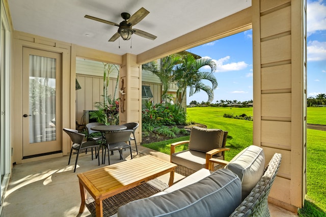 sunroom with ceiling fan