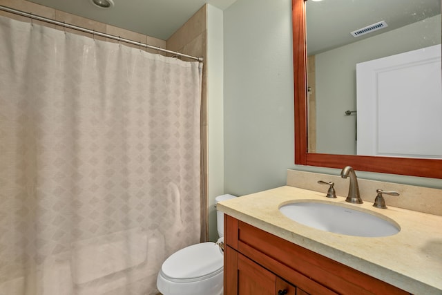 bathroom featuring a shower with shower curtain, vanity, and toilet