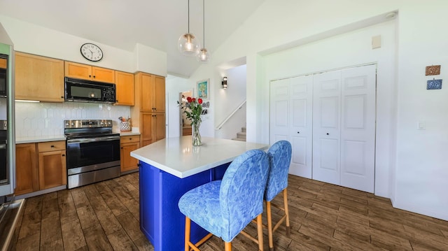 kitchen with stainless steel electric range, hanging light fixtures, decorative backsplash, a kitchen island, and a kitchen bar