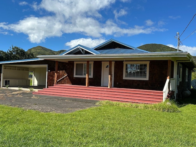 view of front of house featuring a carport and a front yard