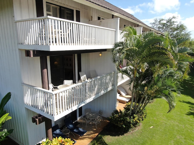 view of side of property featuring a yard