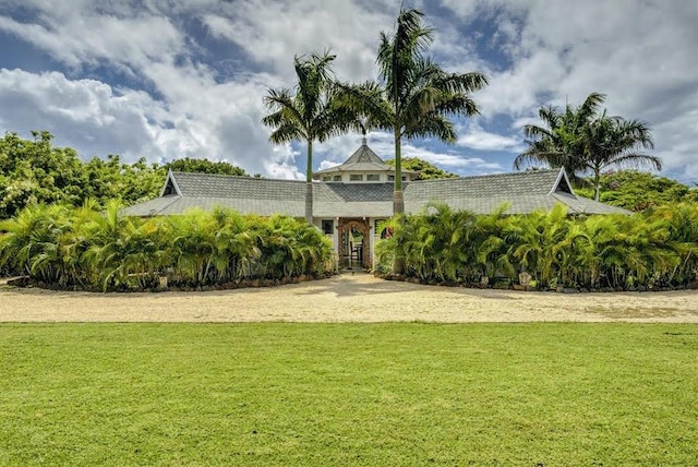 view of front of home featuring a front lawn