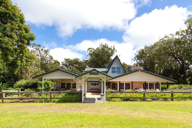 view of front of home featuring a front yard