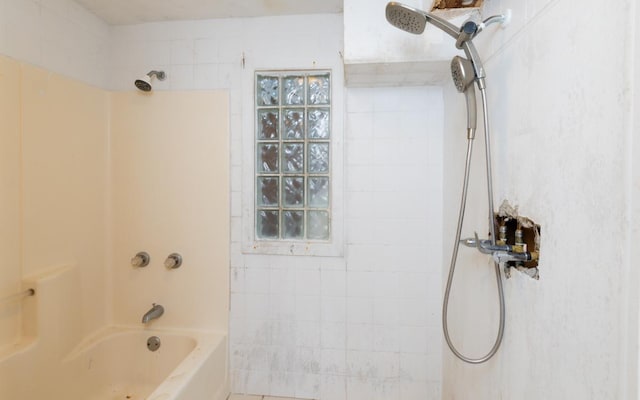 bathroom featuring tiled shower / bath combo