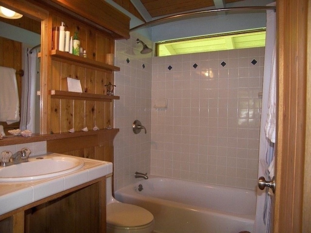 full bathroom with vanity, toilet, and tiled shower / bath