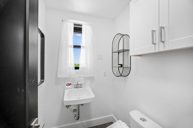 bathroom featuring sink and toilet