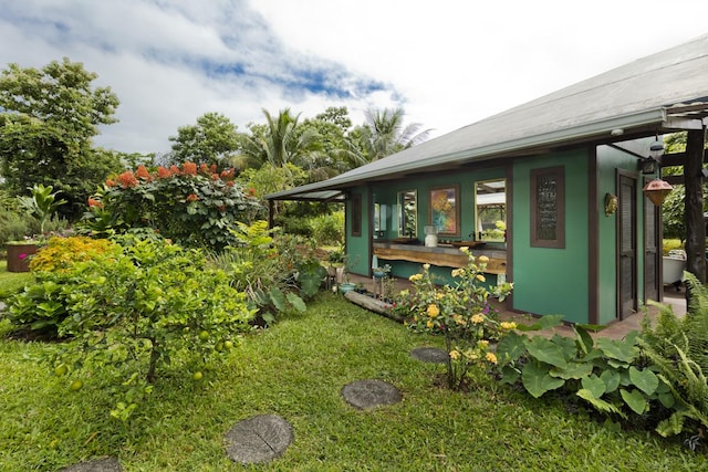 view of yard featuring an outbuilding