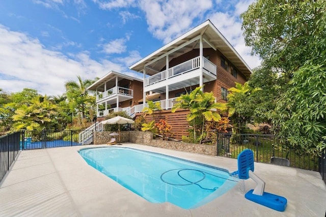 view of swimming pool