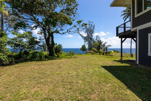 view of yard featuring a water view