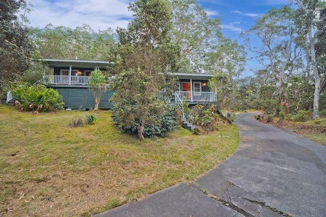 view of front facade featuring a porch and a front yard