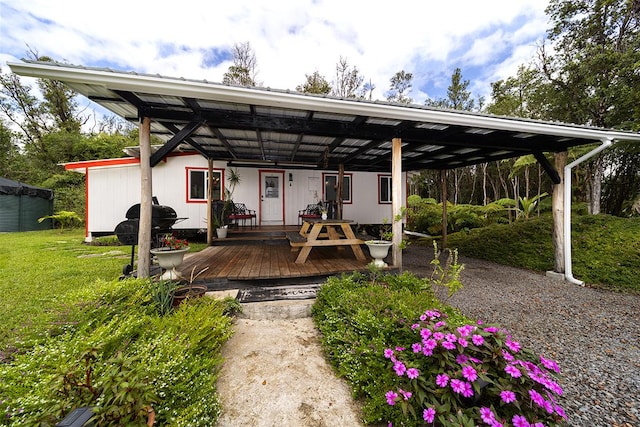 view of front of house featuring a front yard