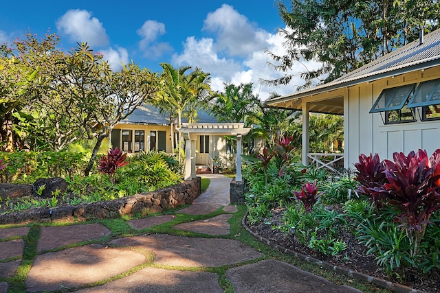 view of yard featuring a pergola