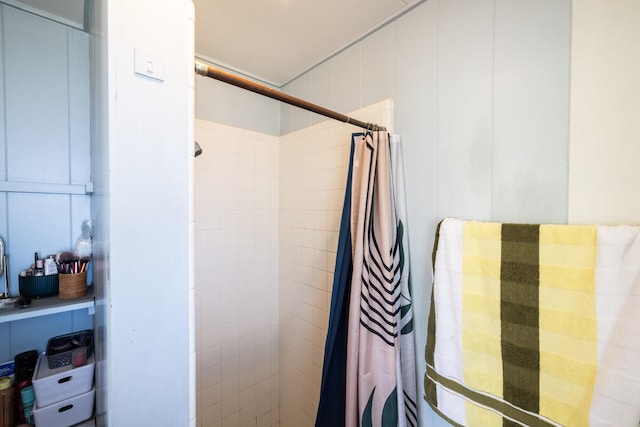 bathroom featuring curtained shower