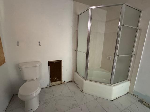 bathroom featuring toilet and enclosed tub / shower combo