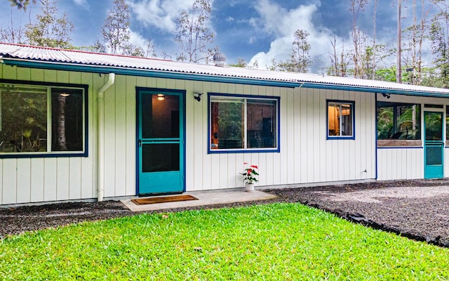 ranch-style house with covered porch and a front yard