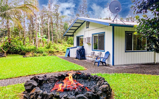 view of yard featuring a fire pit