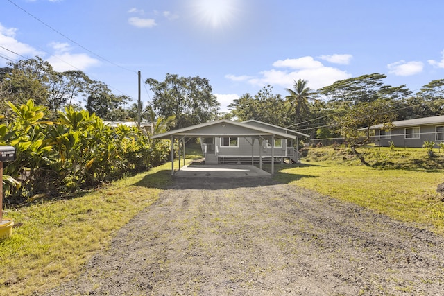 view of front of property featuring a front lawn