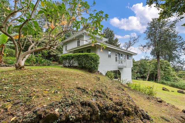 view of side of property featuring a yard